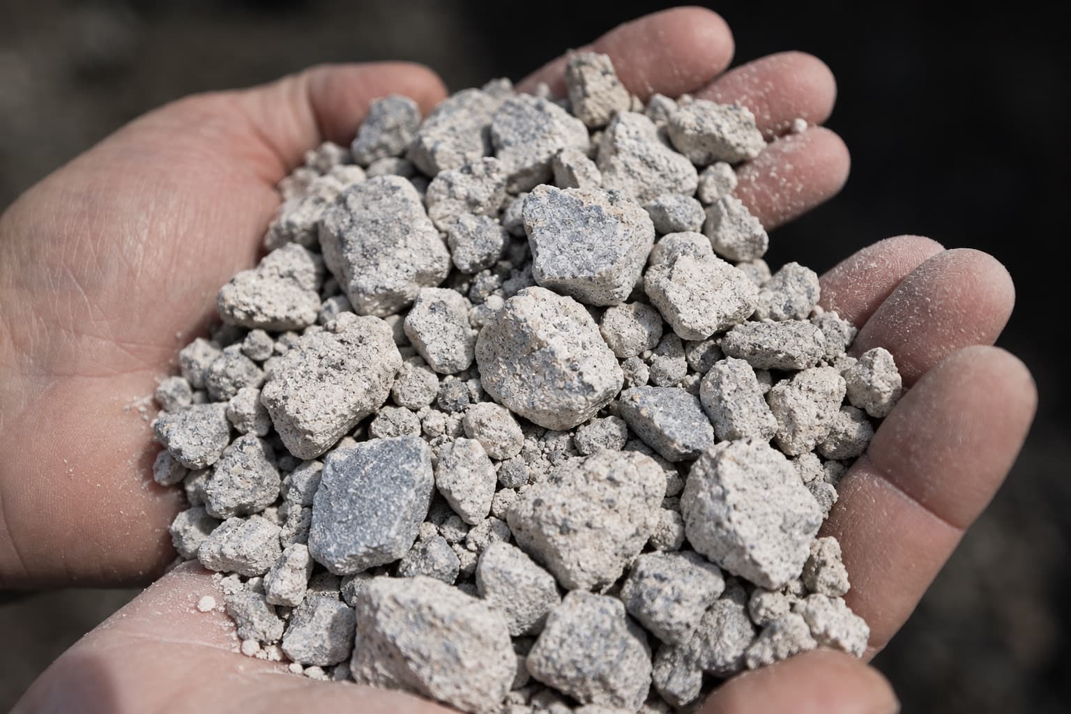 Een handvol gerecycleerd granulaat