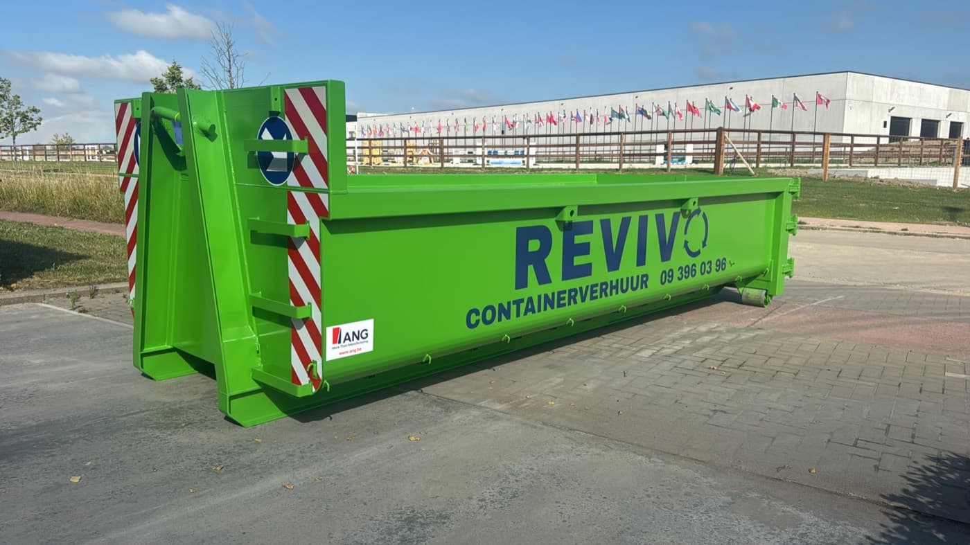 Groene Revivo afzetcontainer op een verharde ondergrond
